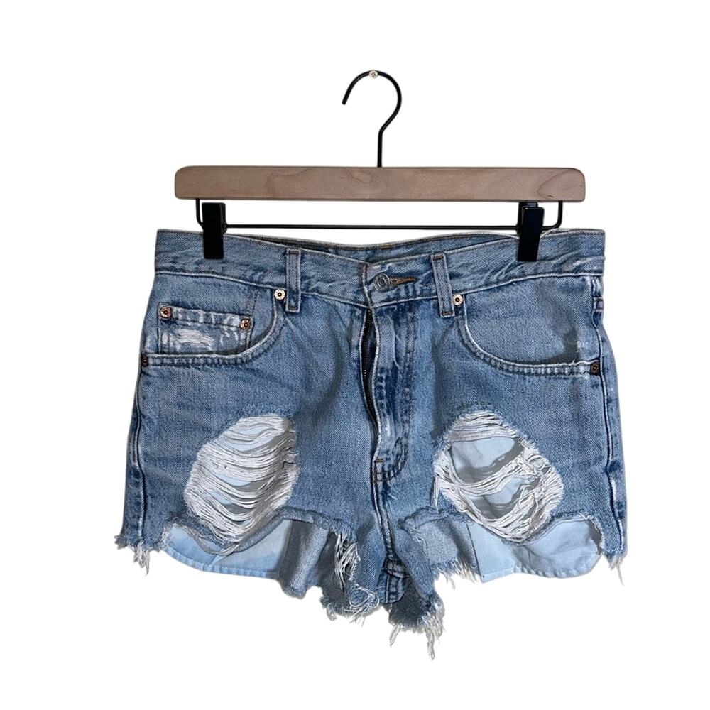 VNTG LEVIS Women's Light Blue Relaxed Destroyed cutoff denim shorts 30